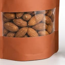 Primer plano de una ventana transparente en una bolsa de pie