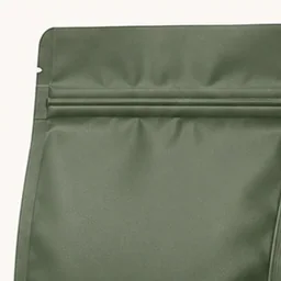 Primer plano de un panel de bolsa vertical opaco sin ventana